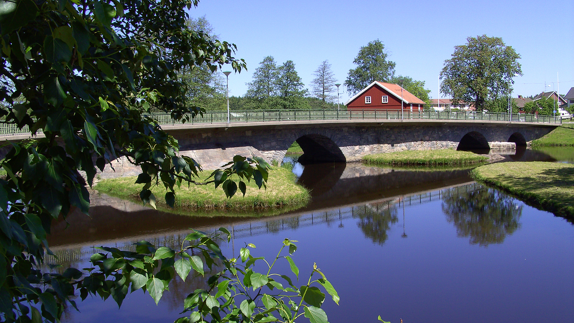 Foto på vattendrag och bro i Essunga